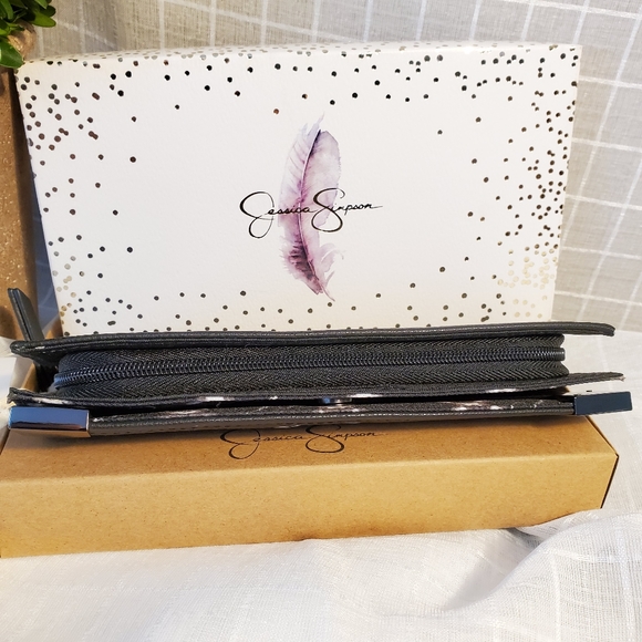 Jessica SimpsonFrankie 2 Tone Corner Wallet - Picture 2 of 8